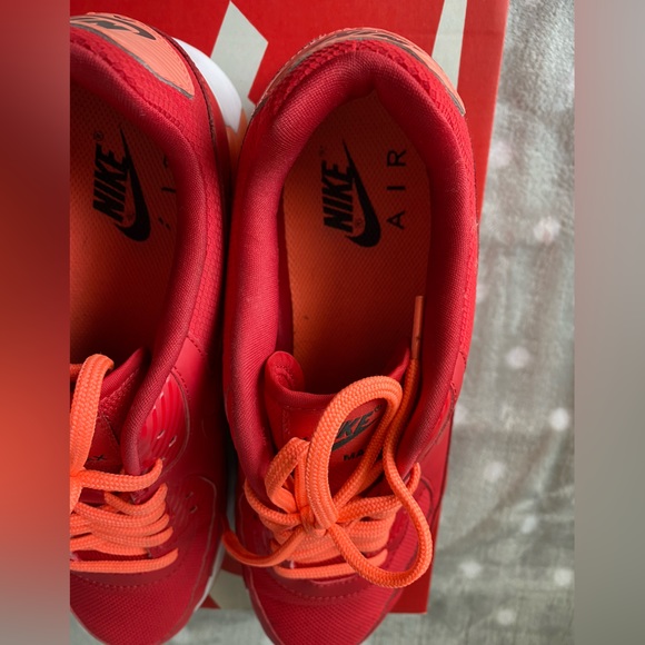 Women’s Air Max 90 Ultra Essential. - Picture 15 of 16